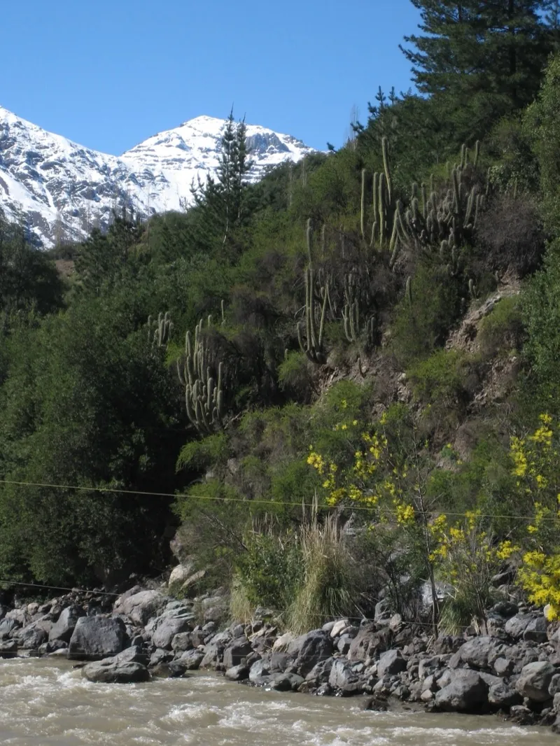 Cascada de las Ánimas cayendo sobre roca granítica en San José de Maipo