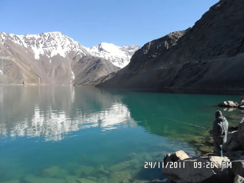 Aguas turquesa del Embalse El Yeso en la comuna de San José de Maipo