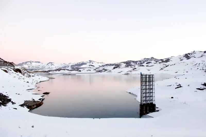 Laguna del Maule en invierno con nieve en la cordillera andina, cercana a la Cascada Invertida
