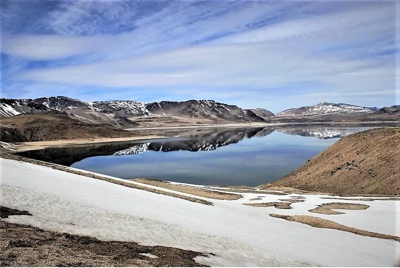 Vista panorámica de la Laguna del Maule a 2.160 msnm en la cordillera de Los Andes