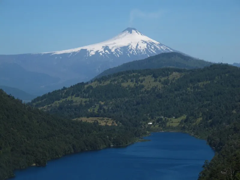 Lago Tinquilco con el Volcán Villarrica al fondo, Parque Nacional Huerquehue