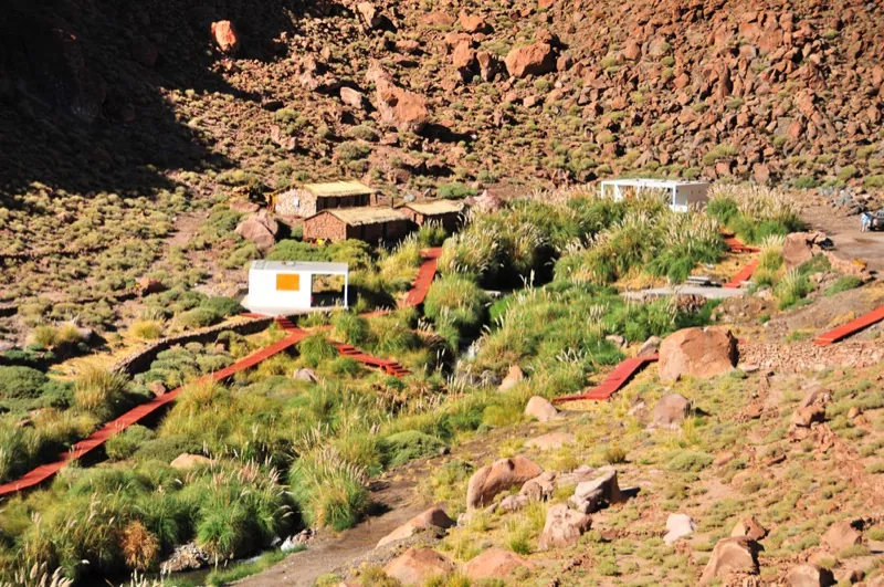 Pozones termales de Puritama con pasarelas de madera sobre el agua termal