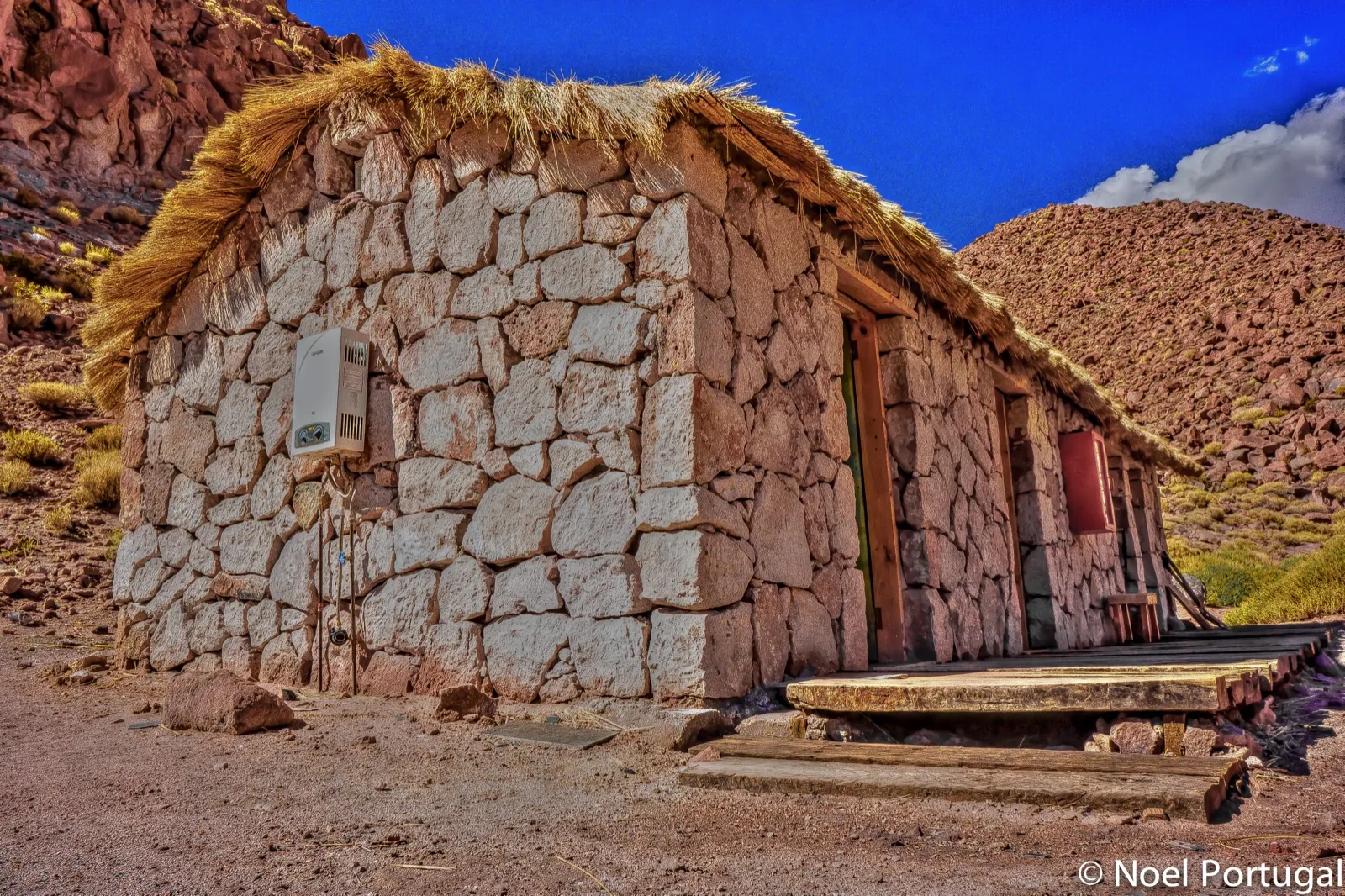 Río Puritama fluyendo por la quebrada entre formaciones rocosas del desierto de Atacama