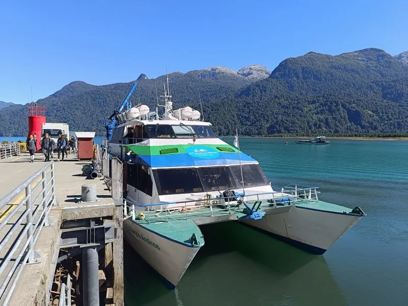 Catamarán Lagos Andinos llegando a Puerto Peulla en el Lago Todos los Santos