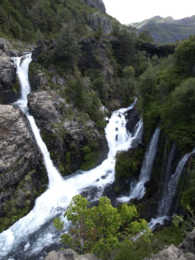 Salto Las Chilcas, cascada de 40 metros en el sendero Las Chilcas del Parque Nacional Laguna del Laja