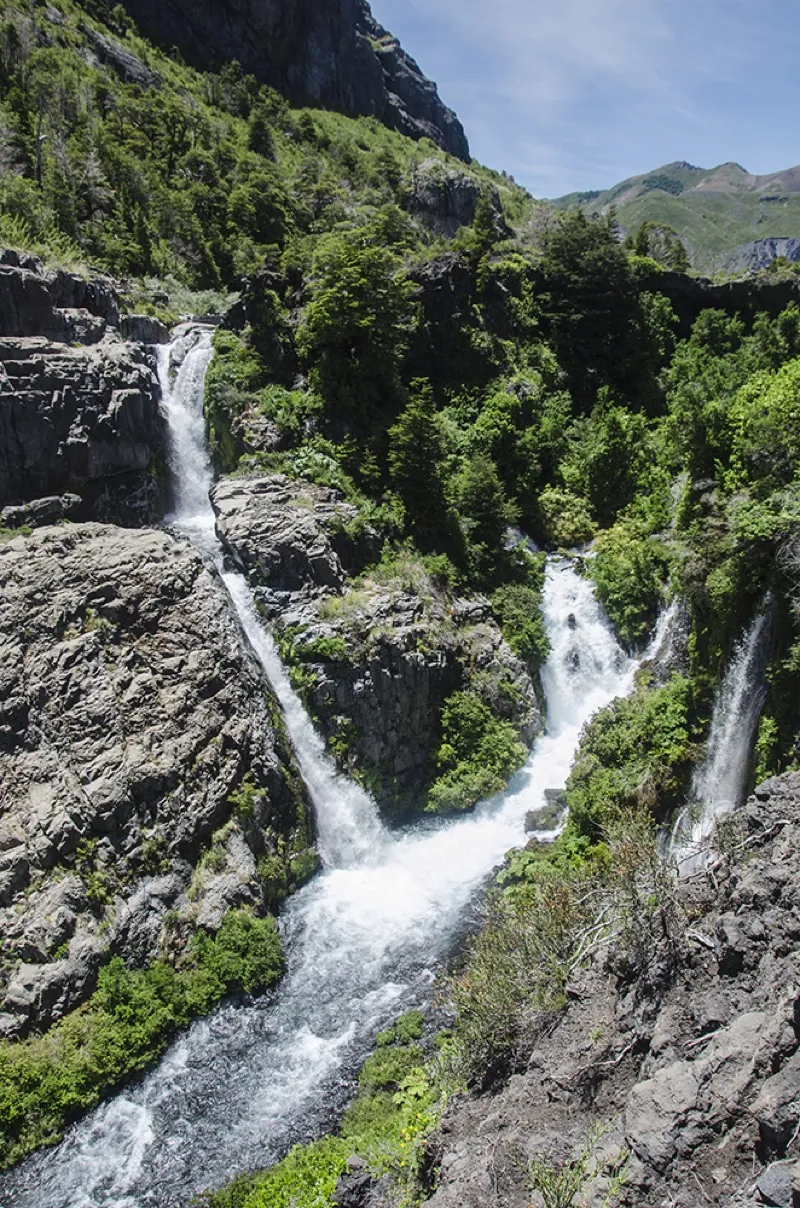 Río Laja fluyendo entre paisaje volcánico dentro del Parque Nacional Laguna del Laja