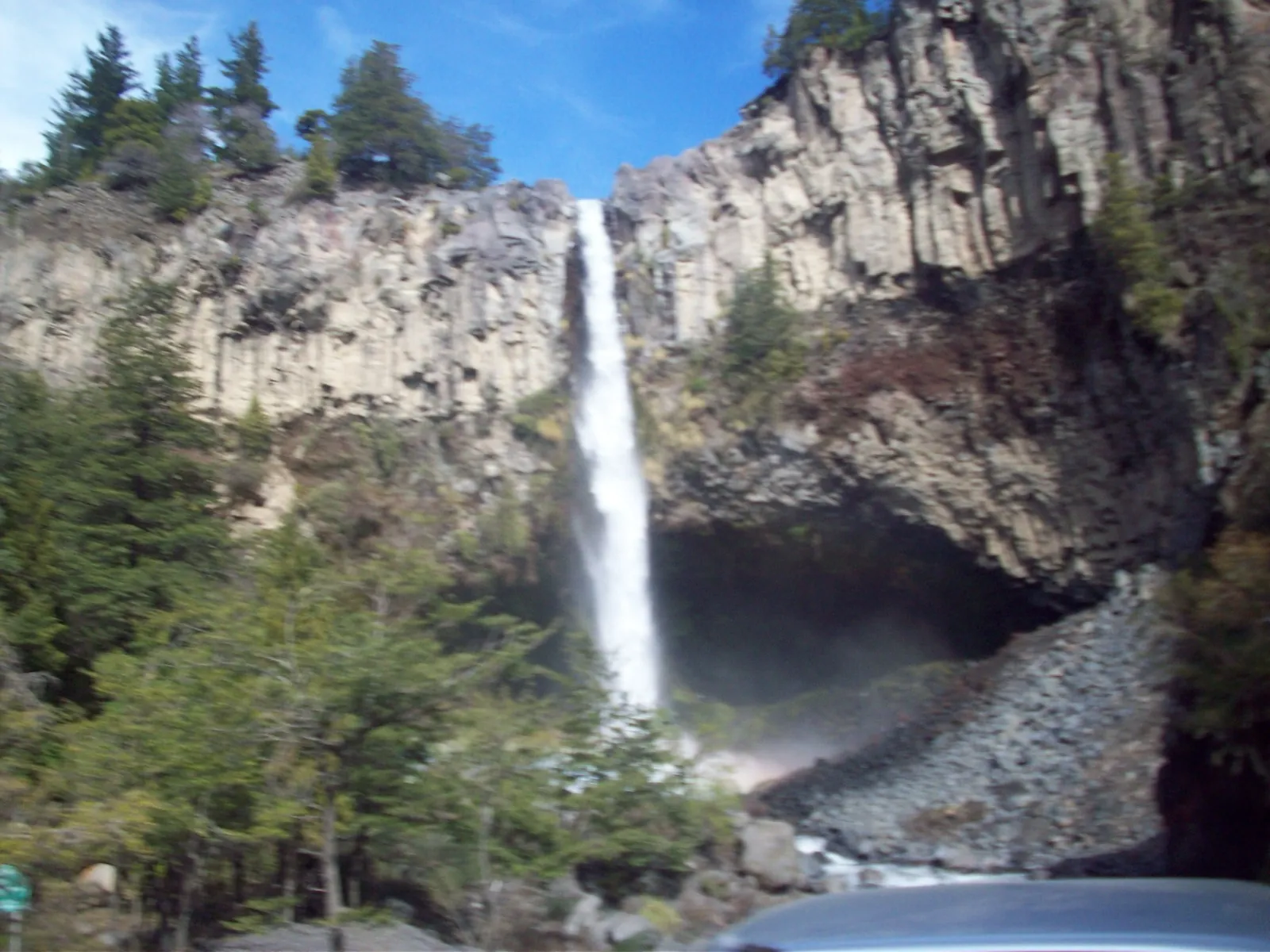 Cascada en el interior del Parque Nacional Laguna del Laja, Región del Biobío