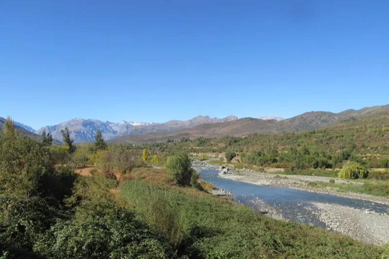 Aguas del Río Cipreses descendiendo desde el glaciar por el valle andino de la reserva