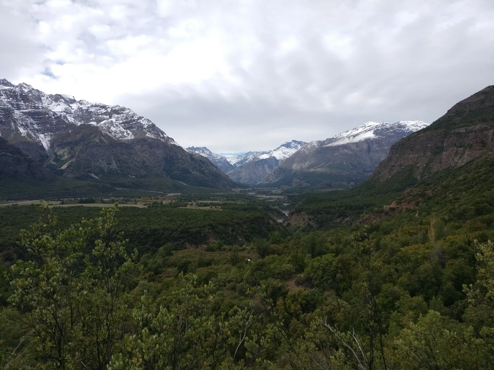 Valle del Río Cipreses y cordillera de los Andes en la Reserva Nacional Río de los Cipreses, Machalí, O'Higgins