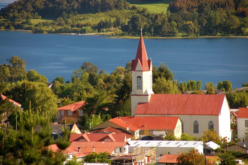 Puerto Octay, pueblo de origen colonial alemán en la ribera del Lago Llanquihue