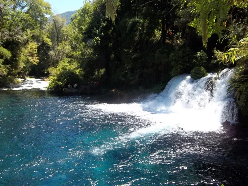 Cascada y desembocadura en los Ojos del Caburgua, Pucón