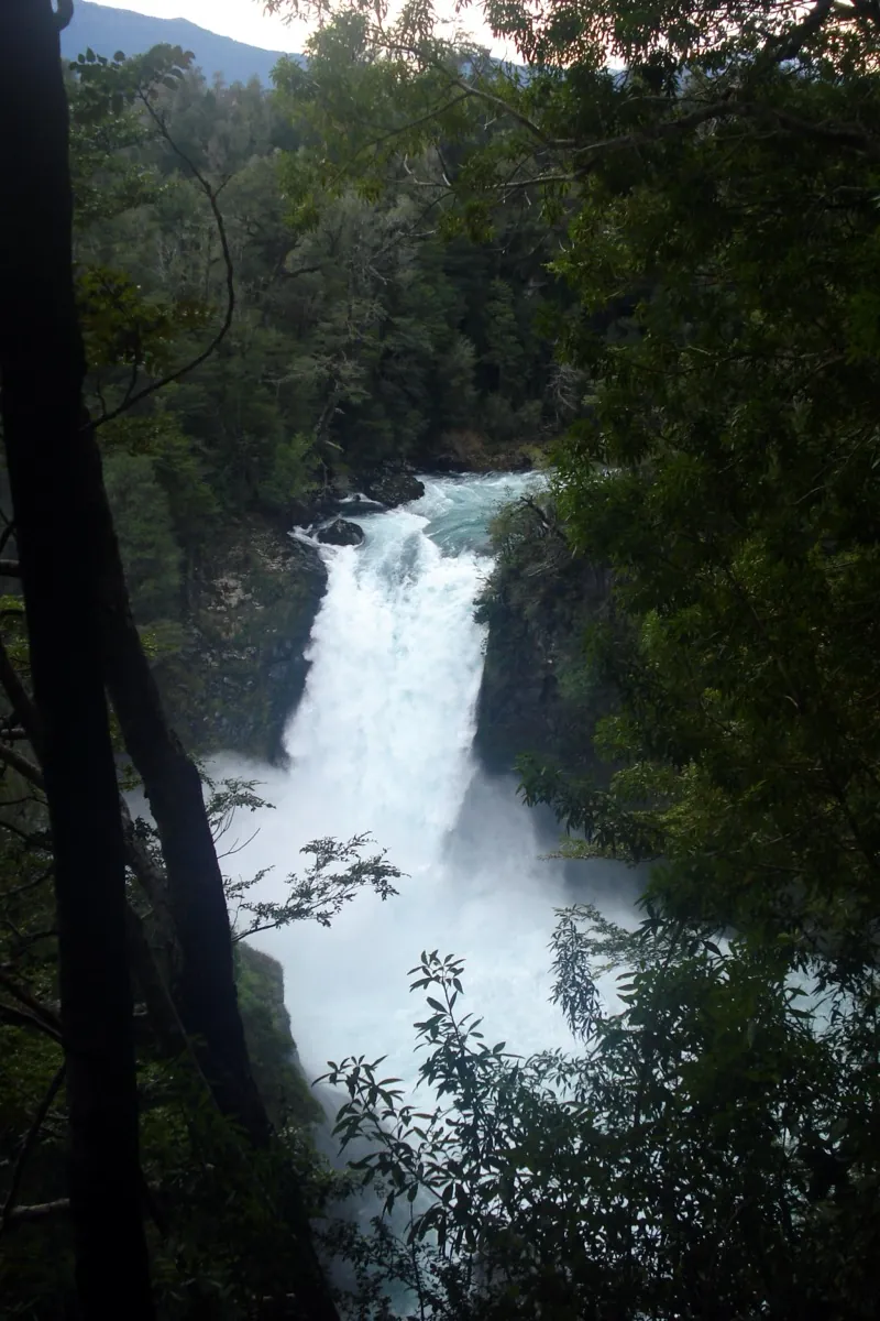 Salto del Puma sobre el Río Fuy en la Reserva Biológica Huilo-Huilo