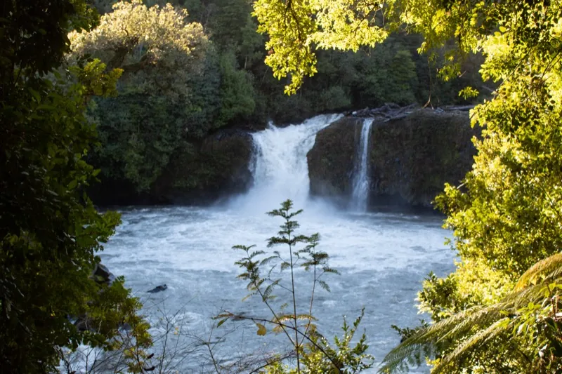 Detalle del Salto del Indio con agua cayendo sobre roca volcánica en el Parque Nacional Puyehue