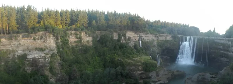 Salto del Itata visto desde el mirador del parque con la caída de agua