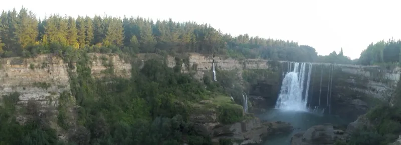 Vista del cañón y la vegetación que rodea al Salto del Itata