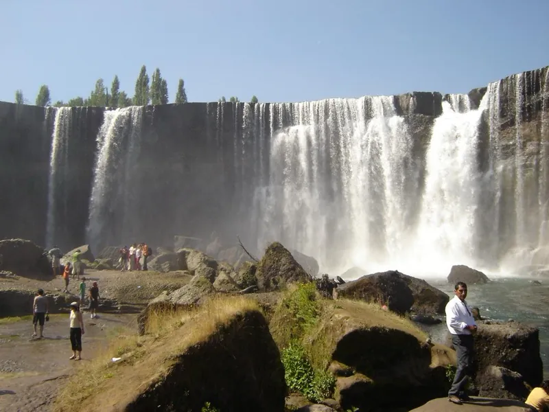 Salto del Laja con sus cascadas y el cañón de roca volcánica