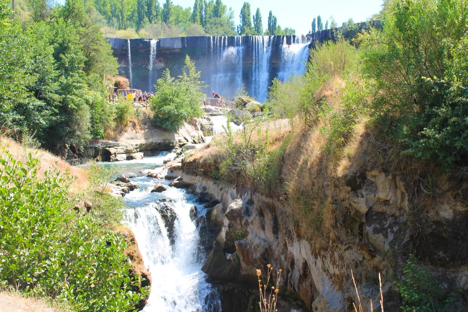 Vista panorámica del Salto del Laja con sus cuatro brazos sobre roca basáltica