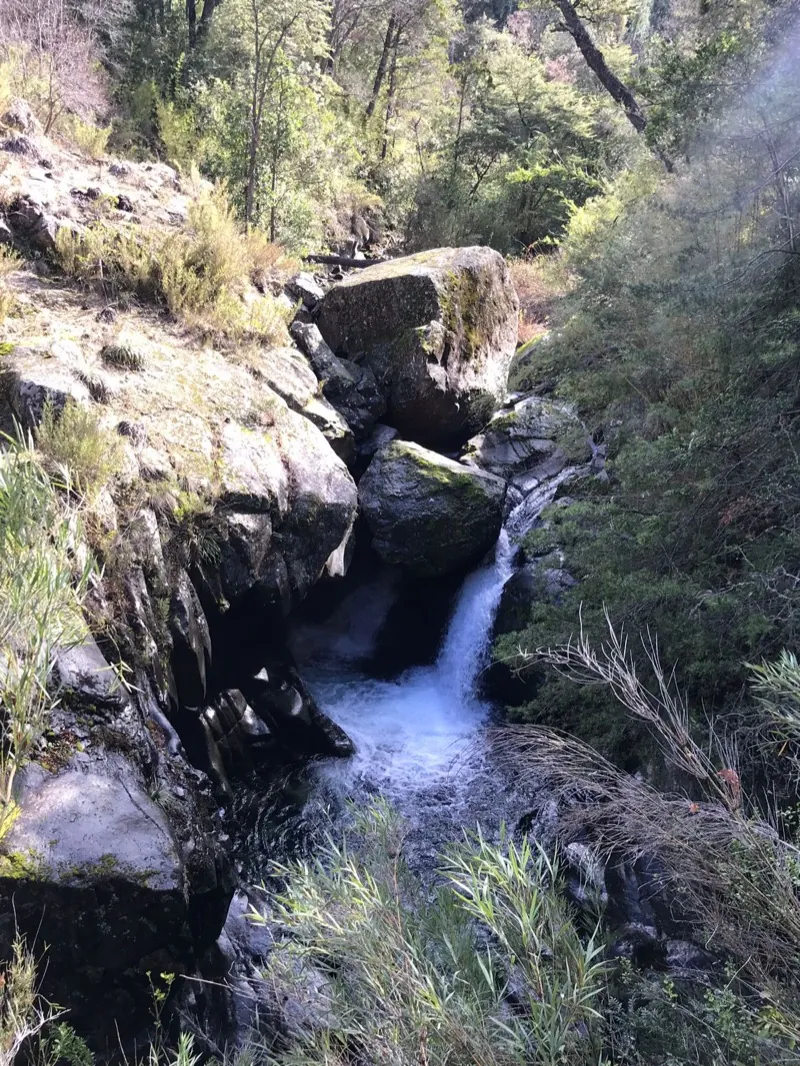 Cascada en el cauce del Río Maule, sendero del Parque Natural Tricahue