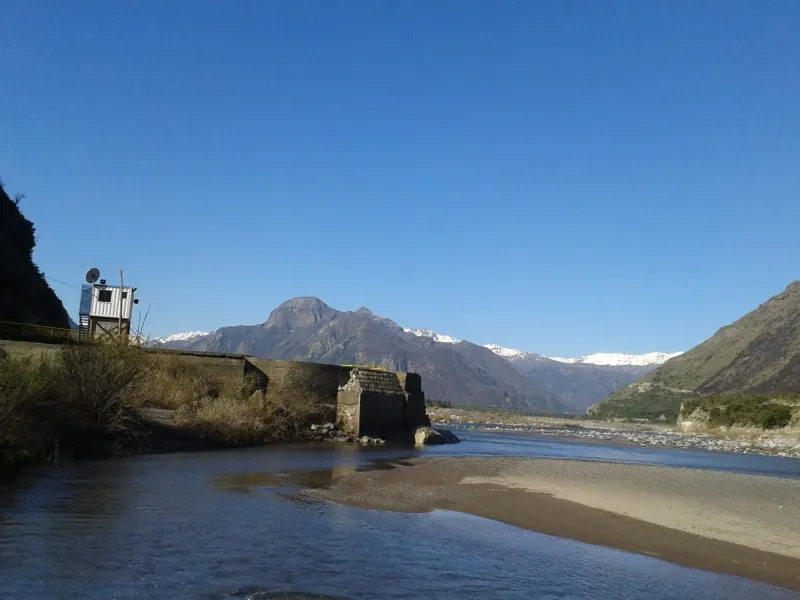 Ribera del Río Maule en sector Armerillo, comuna de San Clemente