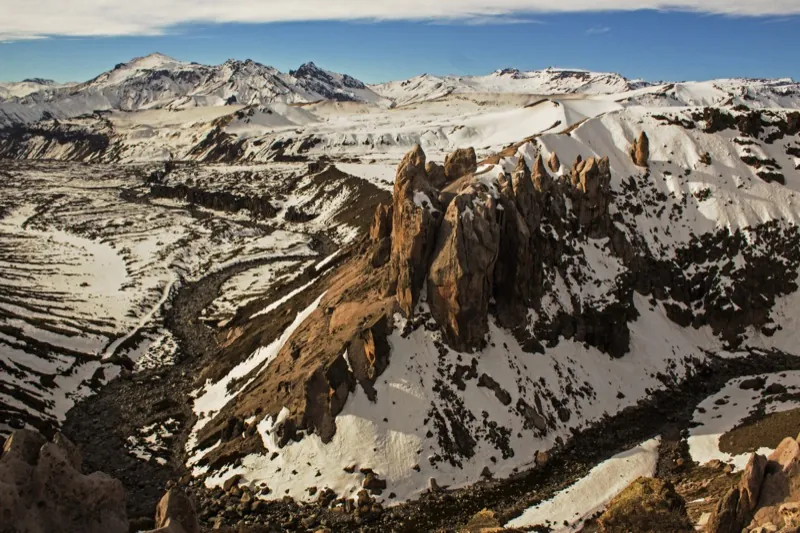 Formación rocosa Monjes Blancos junto al Paso Pehuenche, cordillera del Maule