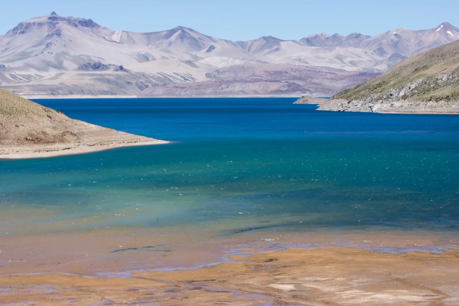 Vista panorámica de la Laguna del Maule, nacimiento del Río Maule en la cordillera del Maule