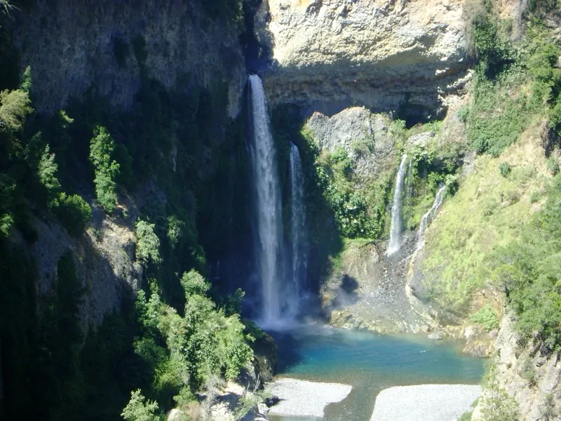 Caída de agua del Salto La Leona rodeada de bosque nativo andino