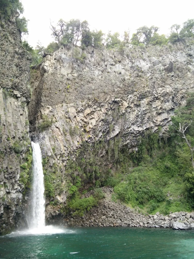 Vista cercana del Salto de La Leona con la roca basáltica volcánica