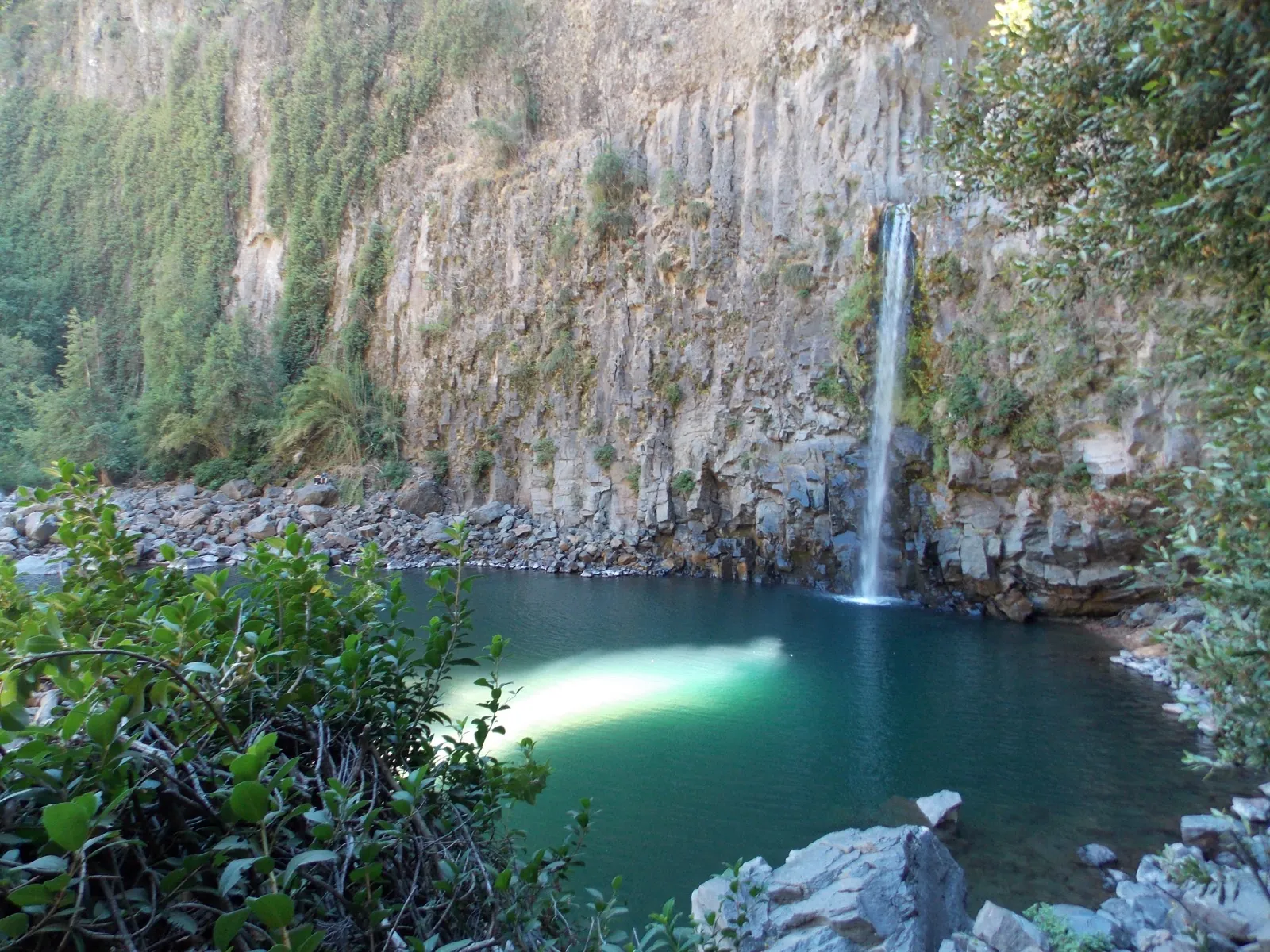 Salto La Leona, cascada de 25 metros sobre roca basáltica en el Parque Nacional Radal Siete Tazas
