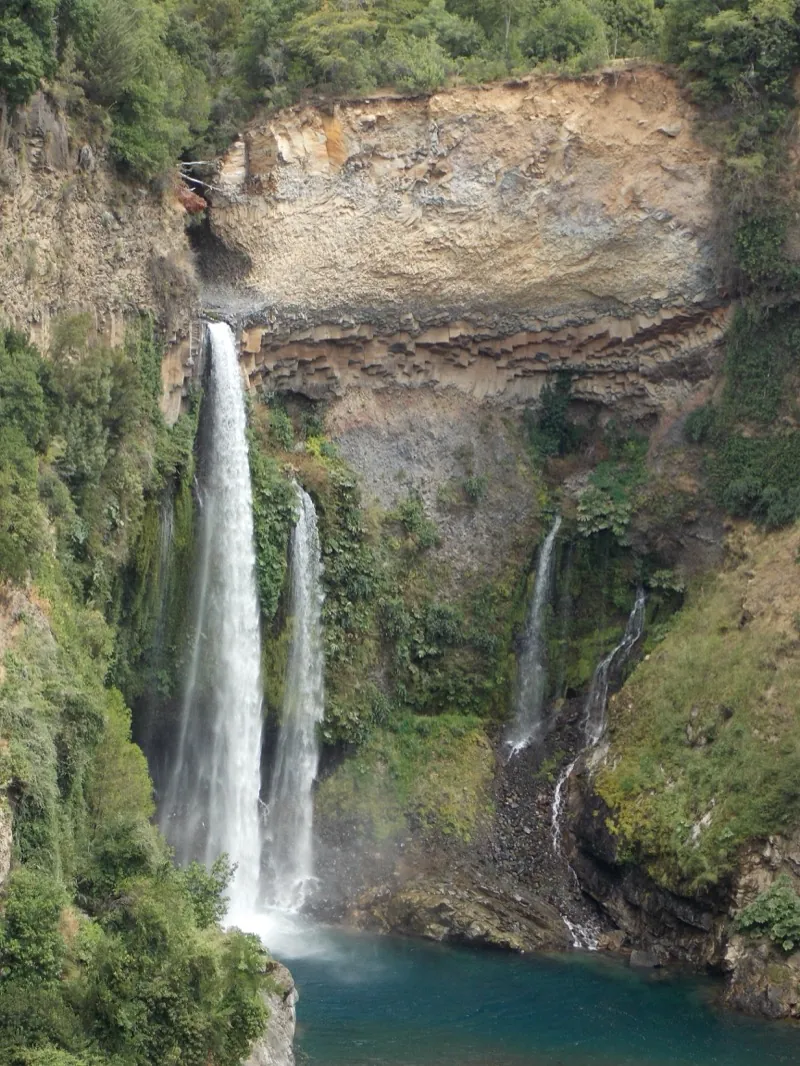 Velo de la Novia, cascada de 50 metros cerca del Parque Nacional Radal Siete Tazas en el Maule