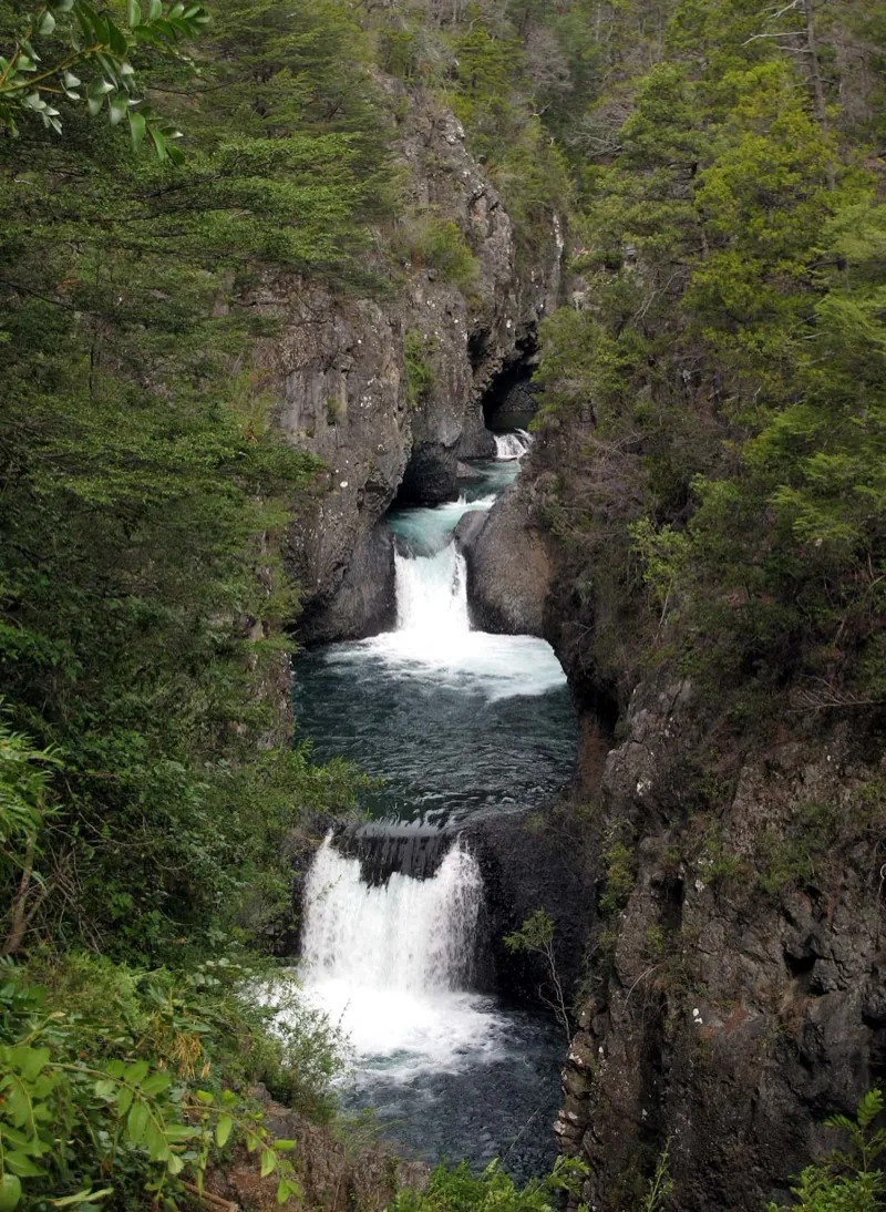 Formación de las Siete Tazas en el Río Claro, Región del Maule, destino cercano al Salto La Placeta