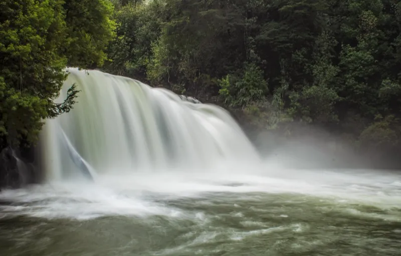 Vista cercana del Salto La Princesa con caudal entre rocas y musgos en Anticura