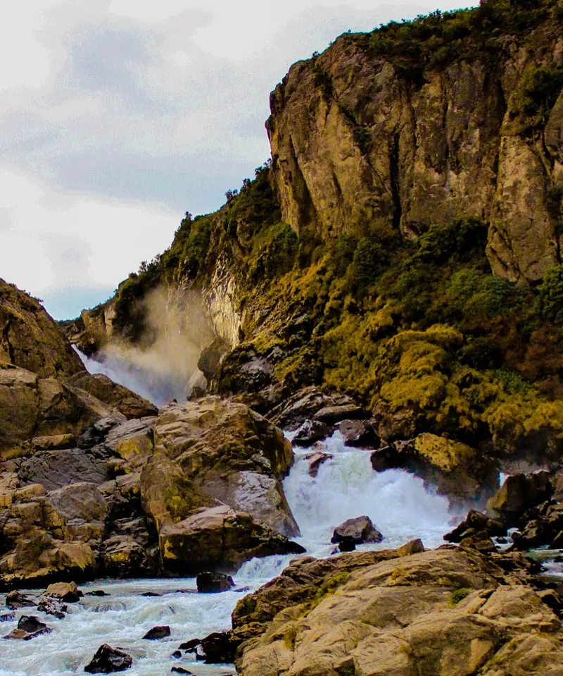 Vista frontal del Salto del Río Ibáñez con caída de agua sobre rocas de 150 millones de años
