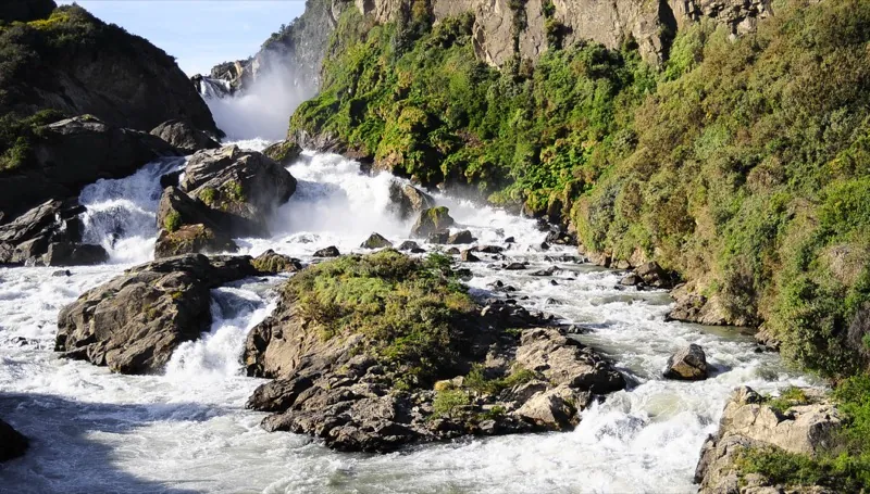Rápidos y cascada del Río Ibáñez con formaciones rocosas volcánicas en Aysén