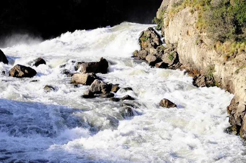 Rápidos del Río Ibáñez aguas abajo del salto principal con islas de roca