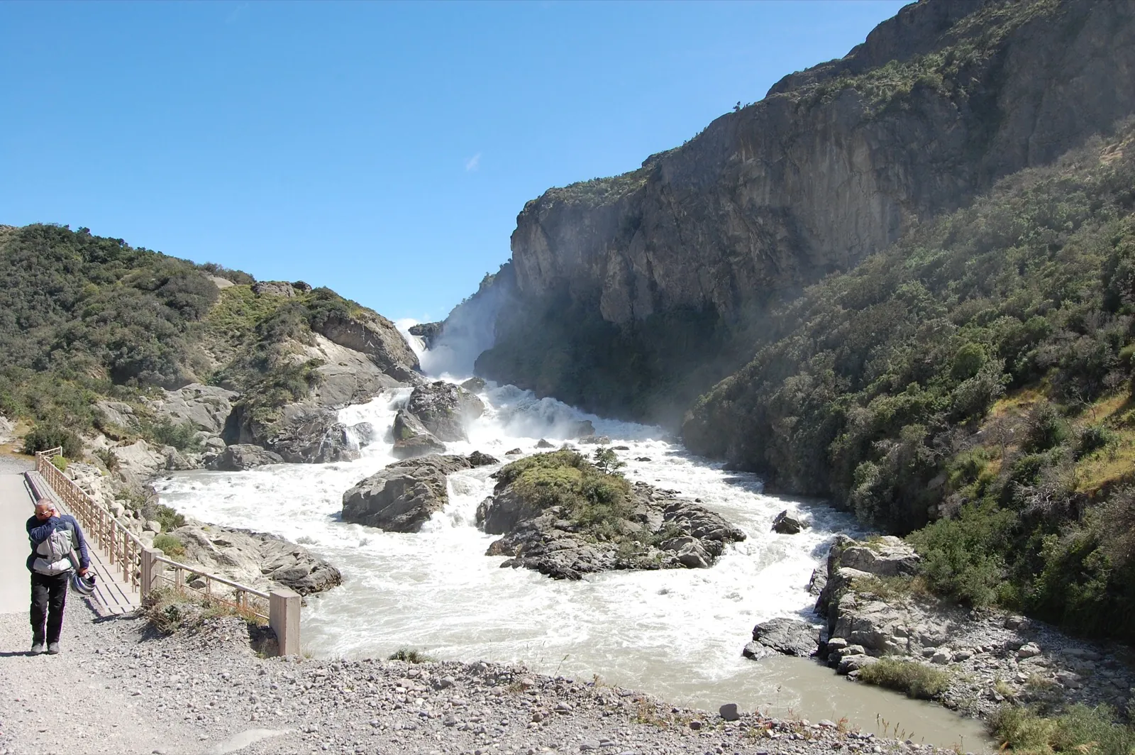 Salto del Río Ibáñez con sus dos brazos de agua sobre roca volcánica en la Patagonia aysenina