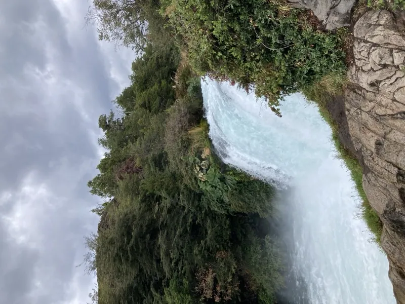Vista del Salto Truful-Truful entre rocas volcánicas y vegetación nativa en Melipeuco