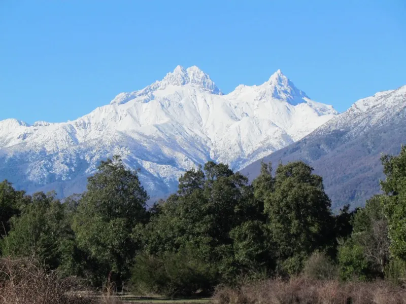 Glaciar de la Sierra Velluda en el Parque Nacional Laguna del Laja, visible desde el sendero a Malalcura