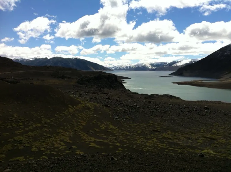 Laguna del Laja con paisaje cordillerano en la Región del Biobío, origen de las aguas de Malalcura