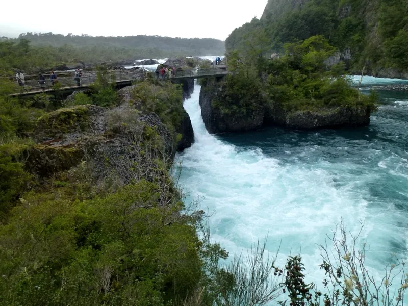 Vista panorámica de los Saltos del Petrohué en la Región de Los Lagos