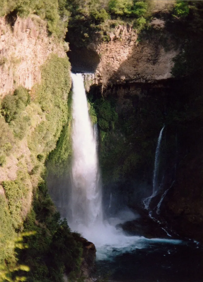 Caída del Velo de la Novia sobre roca basáltica vertical en el sector Parque Inglés, Radal Siete Tazas