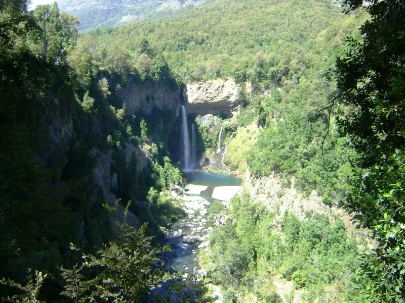 Salto La Leona en el Río Claro, cascada vecina del Velo de la Novia en Radal Siete Tazas