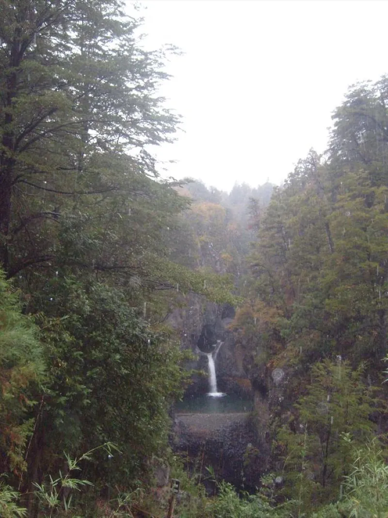 Pozas de roca basáltica del Río Claro en el Parque Nacional Radal Siete Tazas