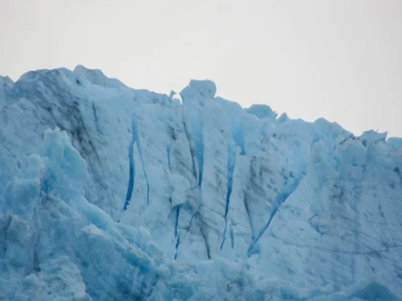 Detalle del glaciar del Ventisquero Colgante mostrando las grietas y el hielo azul
