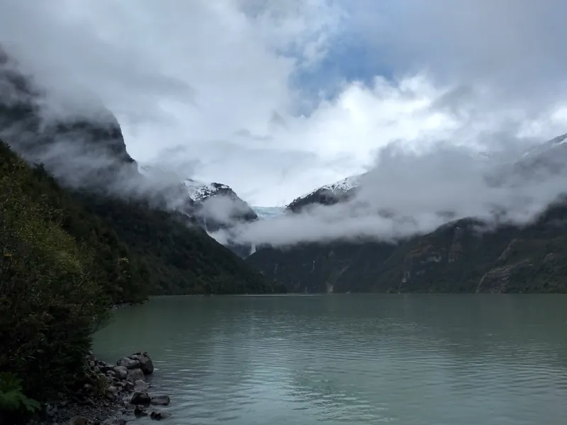 Laguna Témpanos con el Ventisquero Colgante al fondo rodeado de bosque siempreverde