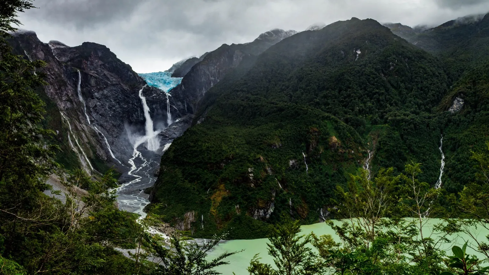 Ventisquero Colgante de Queulat, glaciar suspendido entre montañas en el Parque Nacional Queulat, Aysén